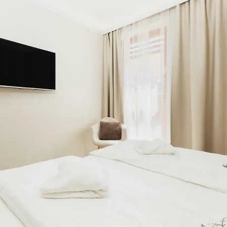 Aura By Renters Hotel *