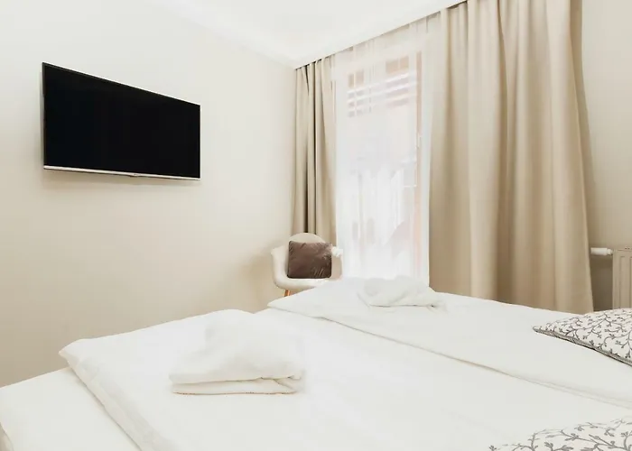 Aura By Renters Hotel *